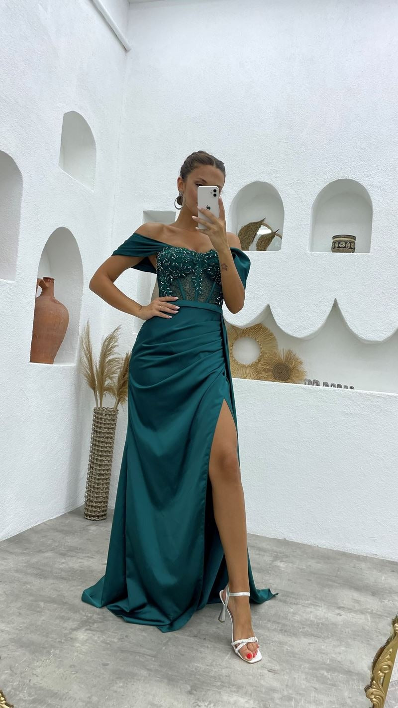 Vestidos de fiesta formales de satén con cuentas y hombros descubiertos de sirena larga con abertura