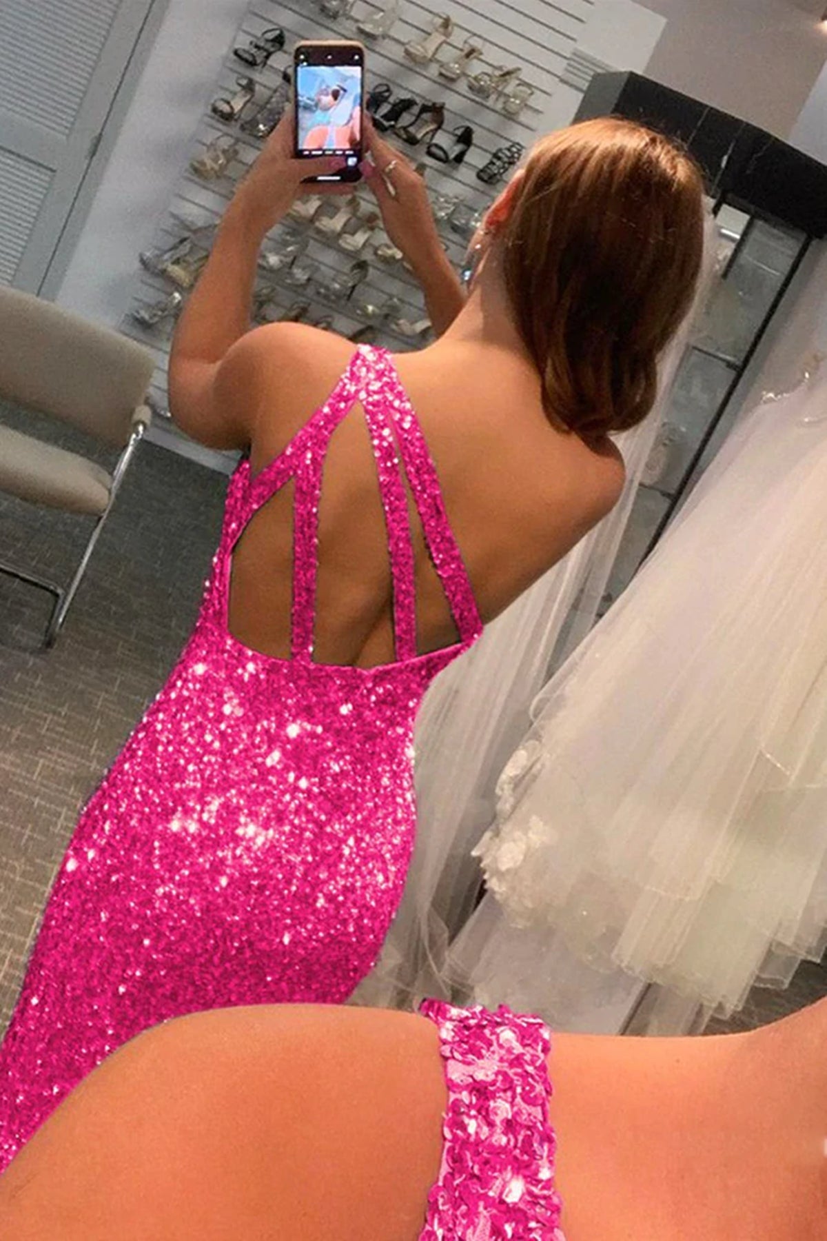 Langes Meerjungfrau-Abendkleid mit einer Schulter und Pailletten und Schlitz in Fuchsia