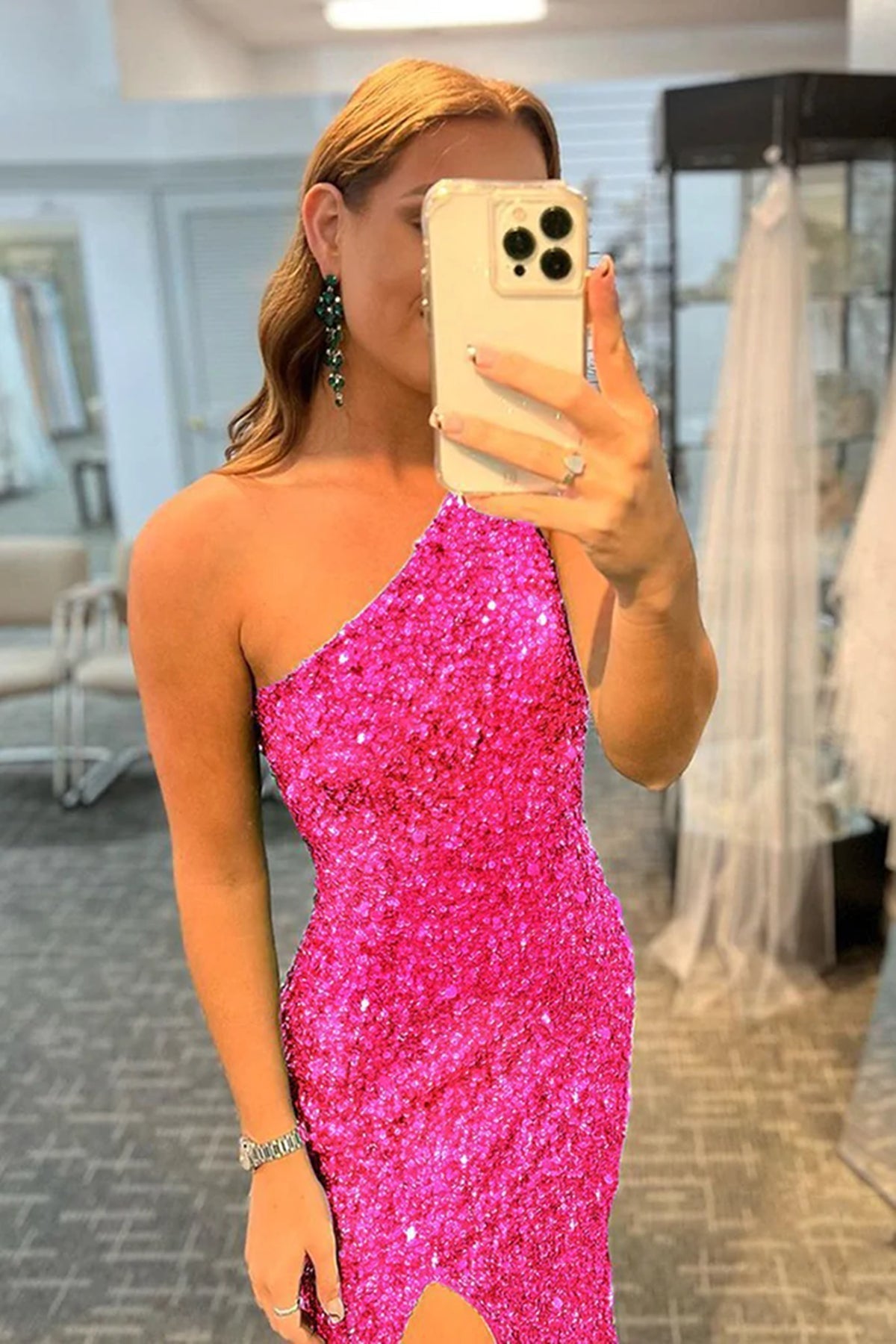 Langes Meerjungfrau-Abendkleid mit einer Schulter und Pailletten und Schlitz in Fuchsia