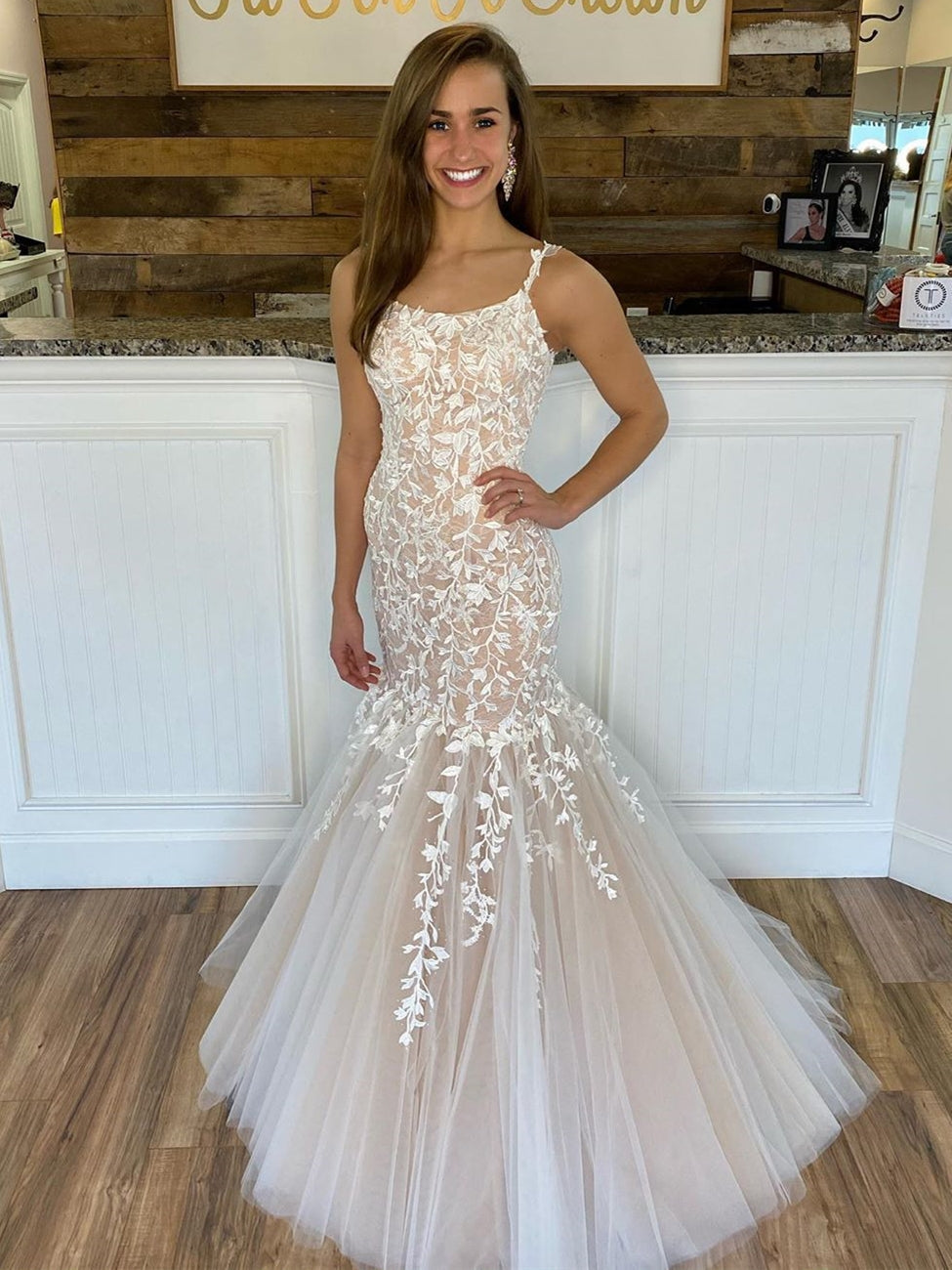Vestidos de fiesta formales de sirena largos con tirantes finos, tul, encaje y espalda descubierta