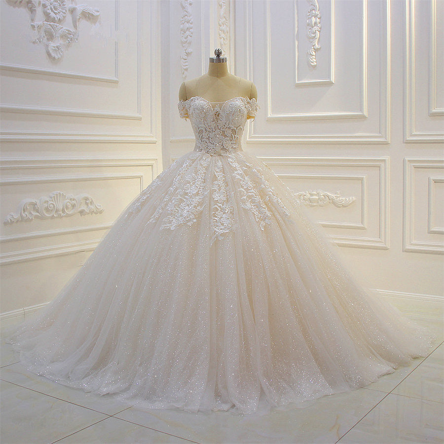 Langes, schulterfreies Ballkleid mit Herzausschnitt und Paillettenapplikationen aus Spitze