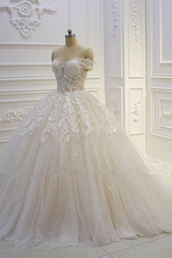 Langes, schulterfreies Ballkleid mit Herzausschnitt und Paillettenapplikationen aus Spitze