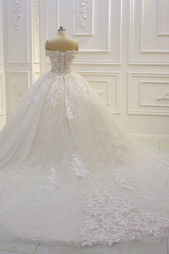Langes, schulterfreies Ballkleid mit Herzausschnitt und Paillettenapplikationen aus Spitze