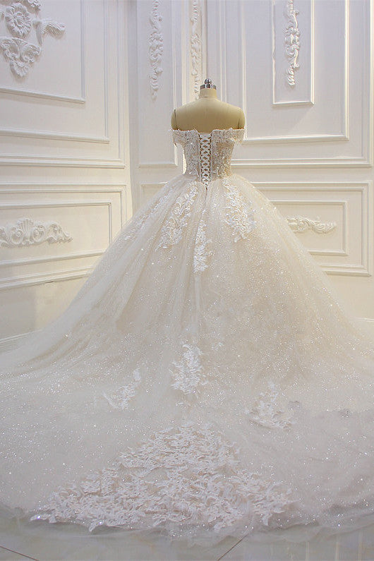 Langes, schulterfreies Ballkleid mit Herzausschnitt und Paillettenapplikationen aus Spitze