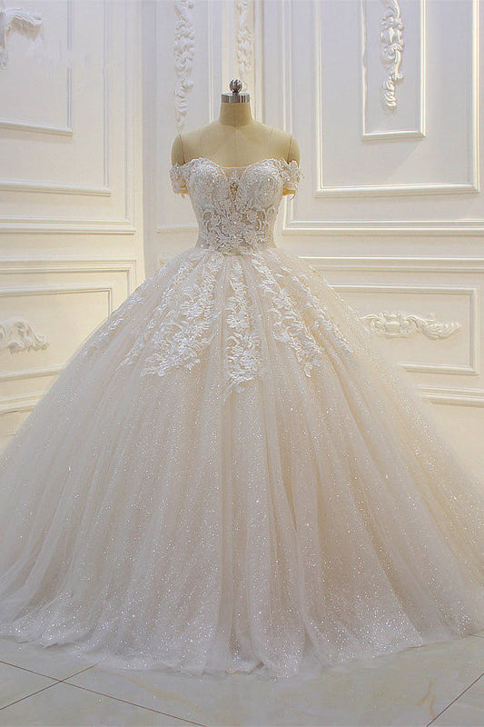 Langes, schulterfreies Ballkleid mit Herzausschnitt und Paillettenapplikationen aus Spitze