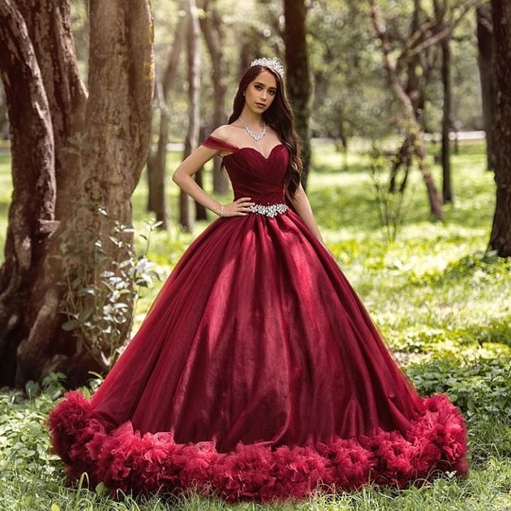 Langes, schulterfreies Prinzessinnen-Brautkleid aus Tüll