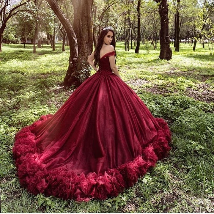 Langes, schulterfreies Prinzessinnen-Brautkleid aus Tüll