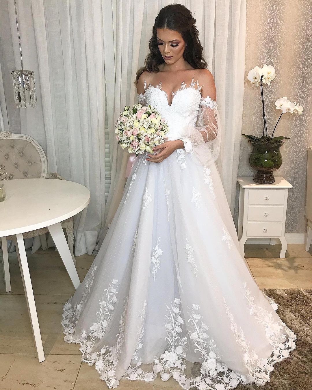 Langes, schulterfreies Tüll-Brautkleid im Prinzessinnen-Stil mit Puffärmeln