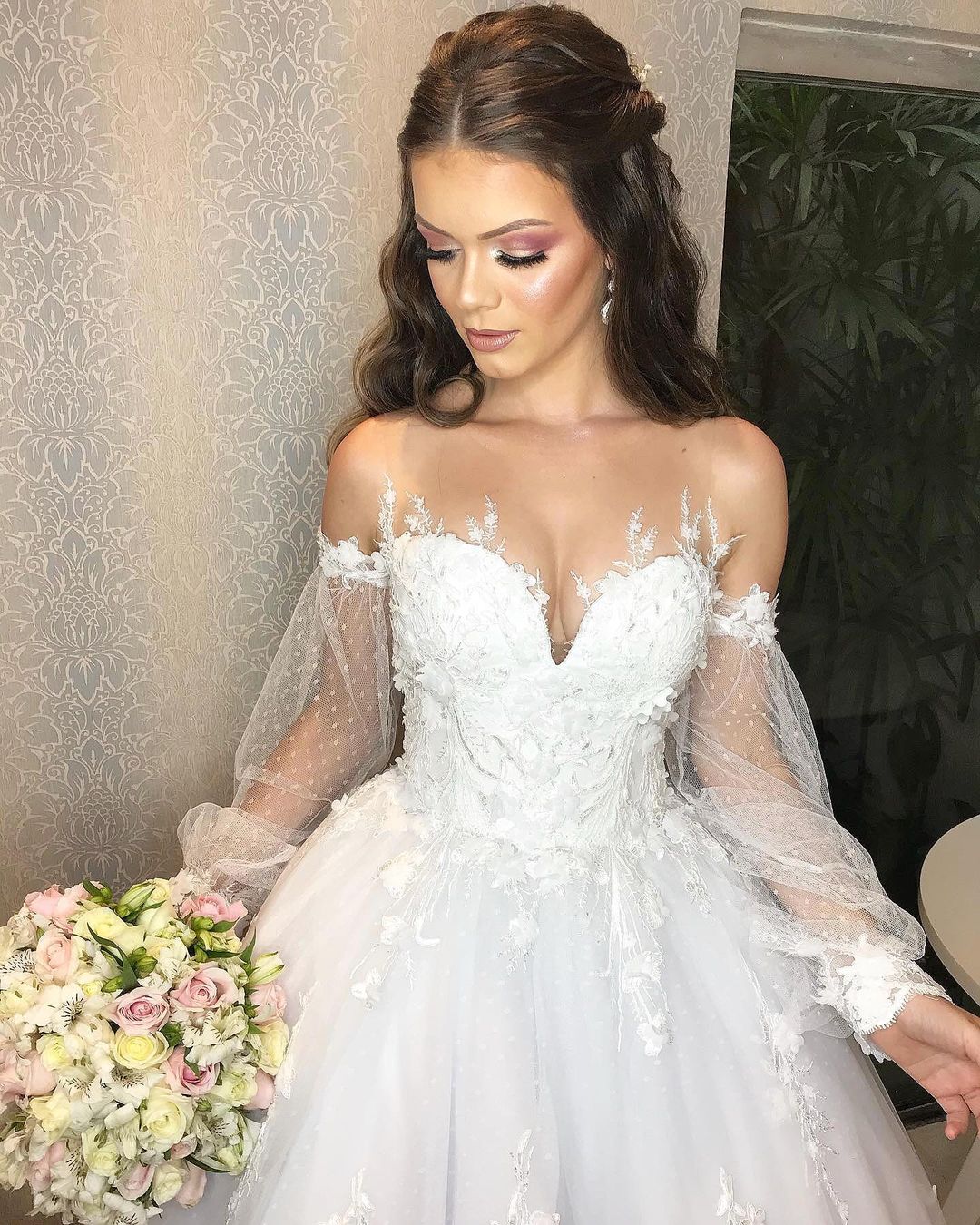 Langes, schulterfreies Tüll-Brautkleid im Prinzessinnen-Stil mit Puffärmeln