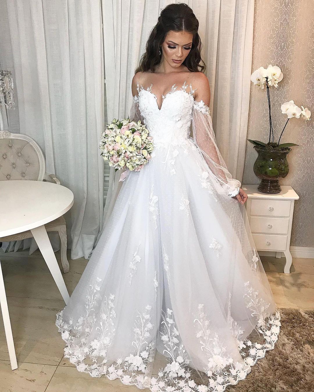 Langes, schulterfreies Tüll-Brautkleid im Prinzessinnen-Stil mit Puffärmeln