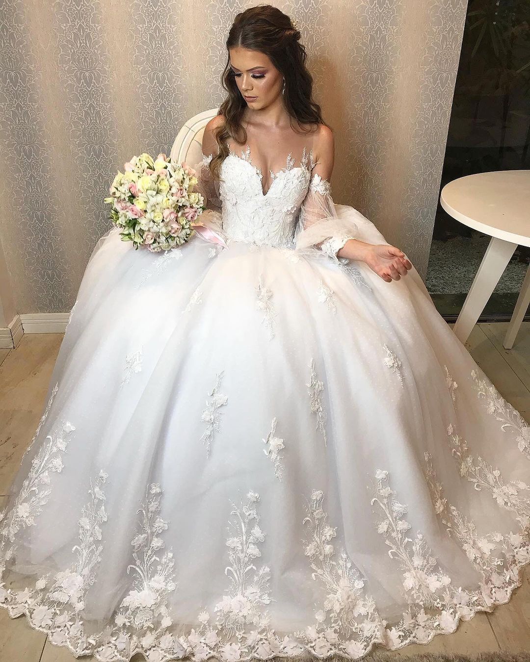 Langes, schulterfreies Tüll-Brautkleid im Prinzessinnen-Stil mit Puffärmeln