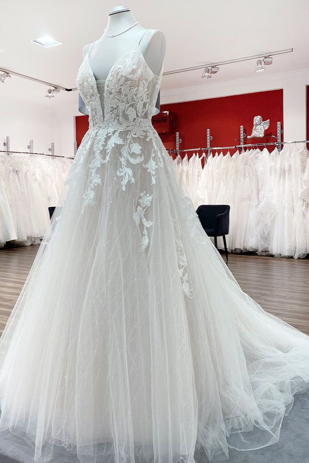 Langes Prinzessinnen-Brautkleid aus Tüll mit V-Ausschnitt und Pailletten und Spitzenapplikationen
