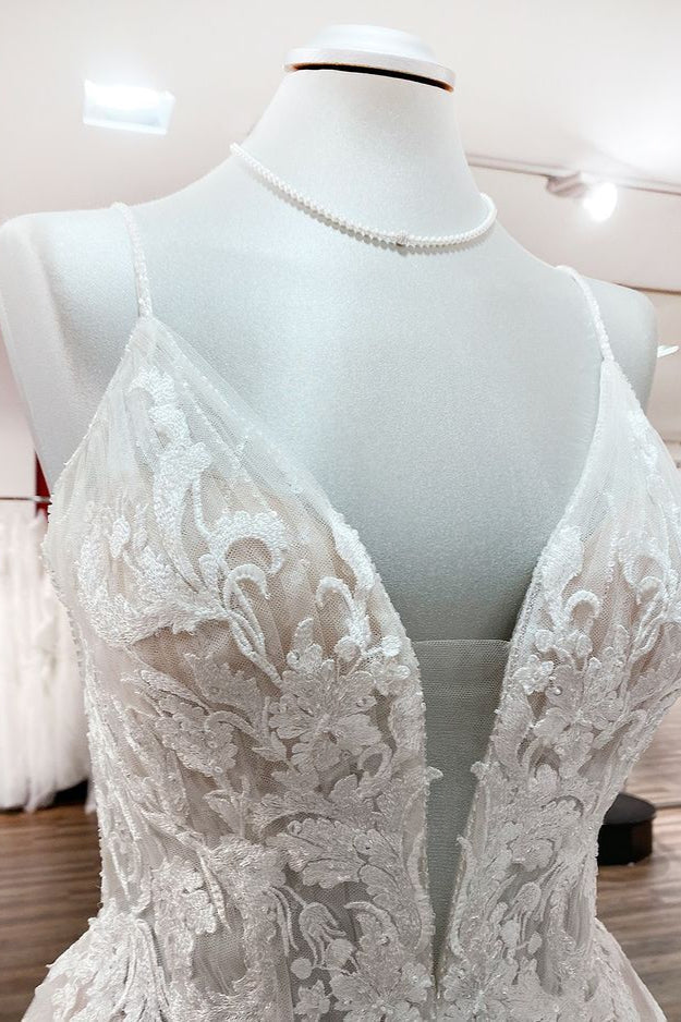 Langes Prinzessinnen-Brautkleid aus Tüll mit V-Ausschnitt und Pailletten und Spitzenapplikationen