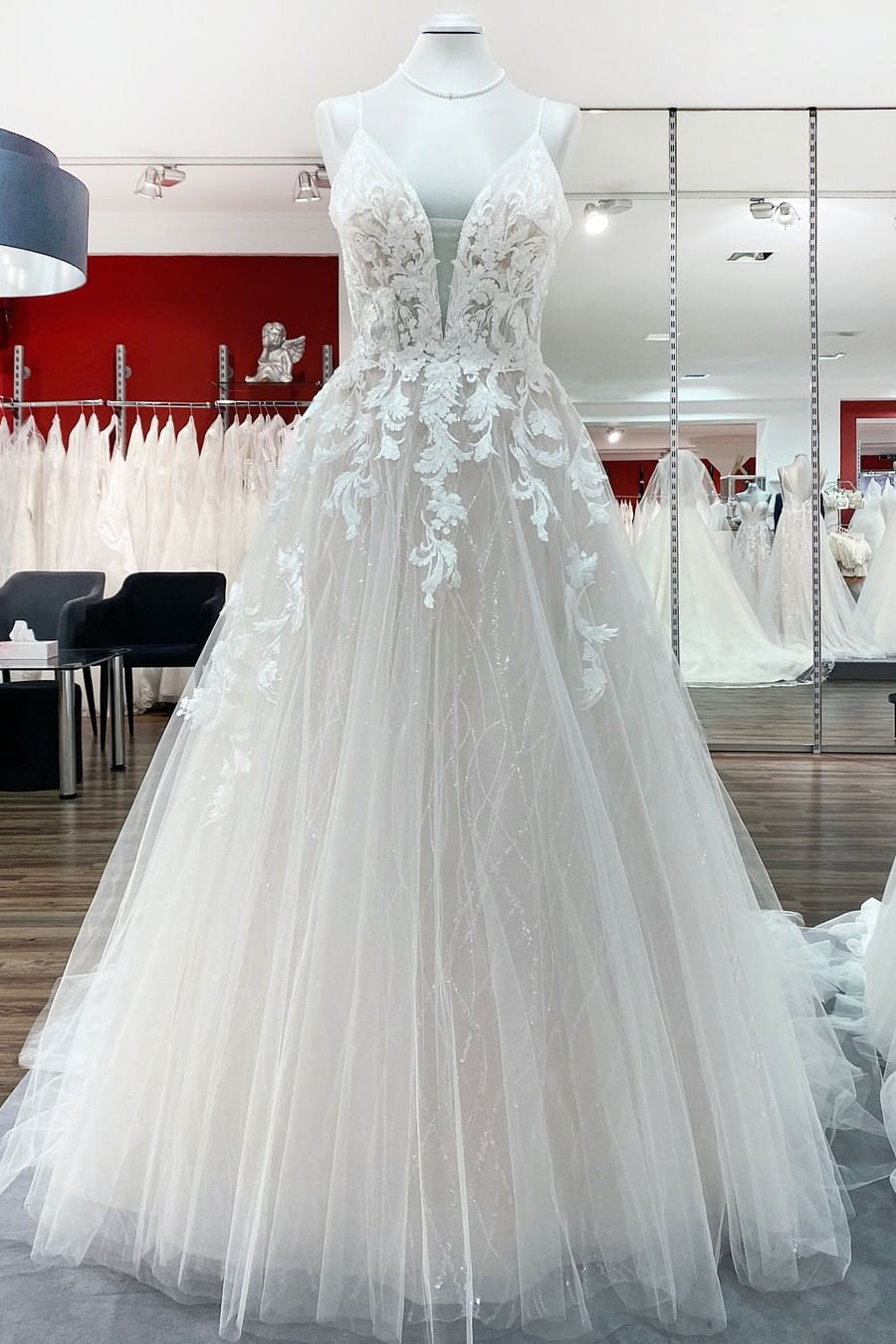 Langes Prinzessinnen-Brautkleid aus Tüll mit V-Ausschnitt und Pailletten und Spitzenapplikationen
