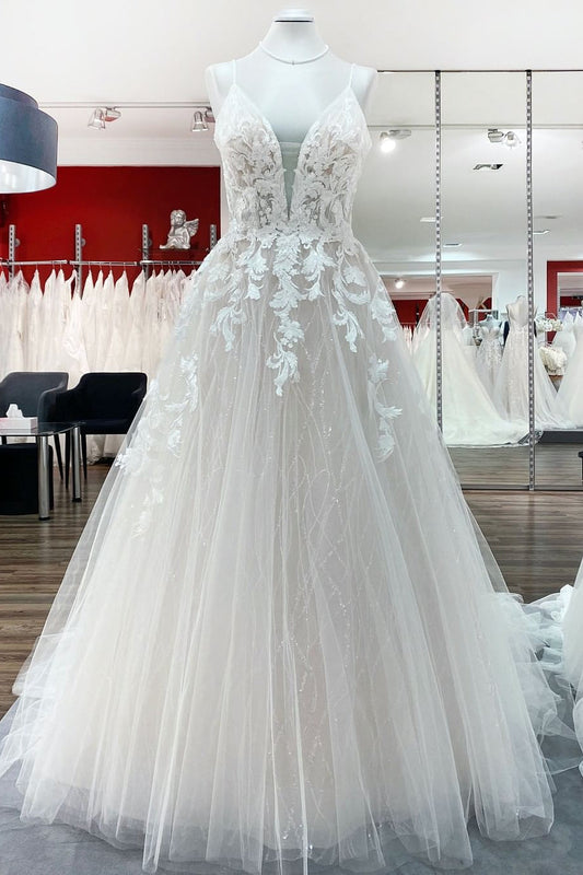 Langes Prinzessinnen-Brautkleid aus Tüll mit V-Ausschnitt und Pailletten und Spitzenapplikationen