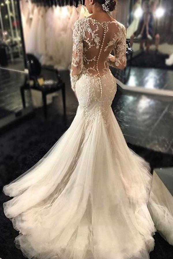 Vestido de novia color marfil con cola de corte y mangas largas y apliques de encaje