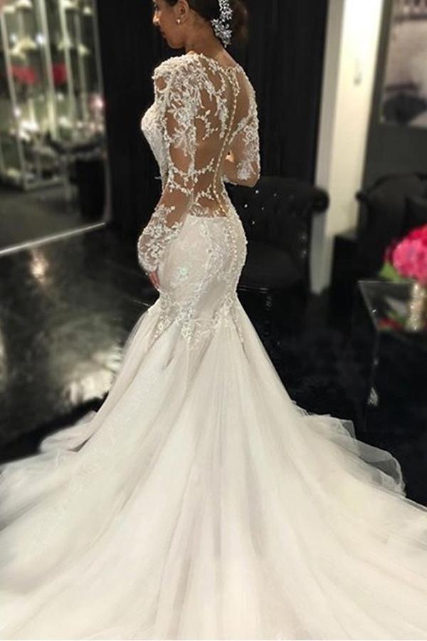 Vestido de novia color marfil con cola de corte y mangas largas y apliques de encaje
