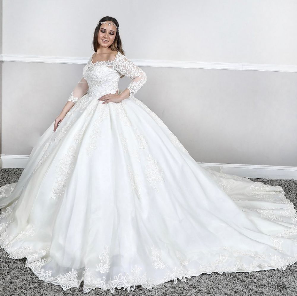 Langärmliges, bauschiges Prinzessinnen-Brautkleid mit Spitze und quadratischem Ausschnitt