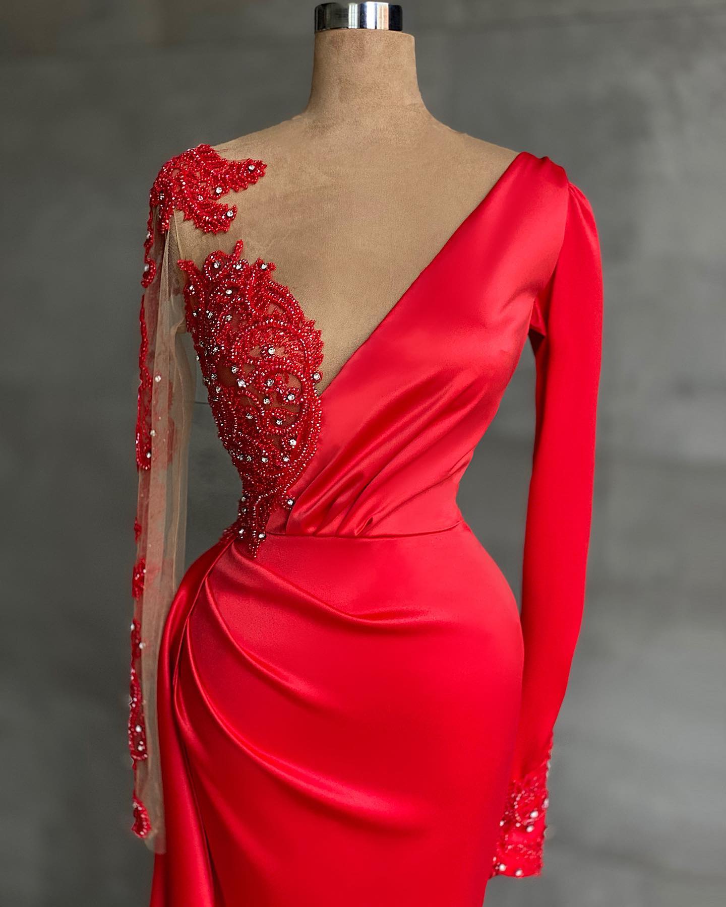 Langärmliges Meerjungfrau-Ballkleid im V-Ausschnitt aus Stretch-Satin mit Schlitz