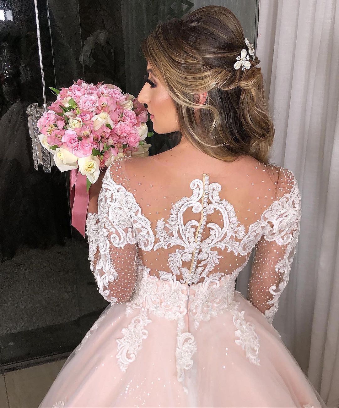 Langärmliges Prinzessin-Brautkleid mit schulterfreiem Tüll und floralen Spitzenapplikationen