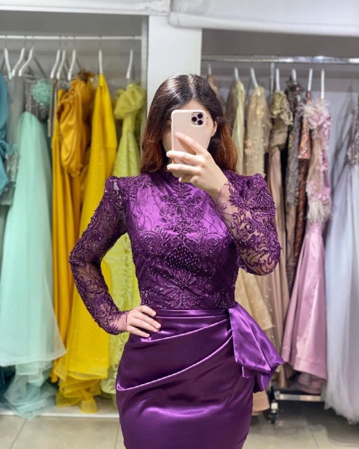 Lila Abendkleid im Meerjungfrauenstil mit langen Ärmeln und weichen floralen Spitzenapplikationen
