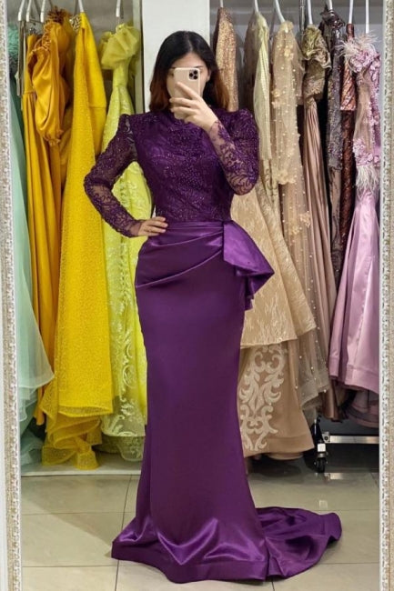 Lila Abendkleid im Meerjungfrauenstil mit langen Ärmeln und weichen floralen Spitzenapplikationen