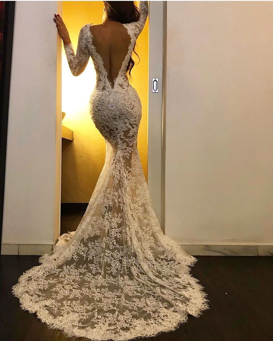 Lange Ärmel Weißes Meerjungfrau V-Ausschnitt Spitze Formelles Ballkleid mit Schlitz