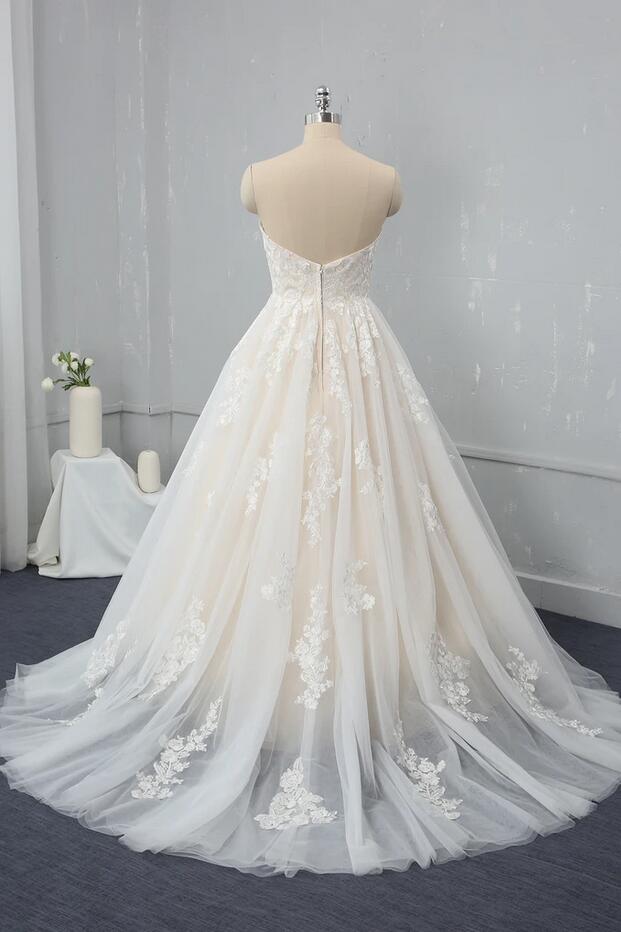 Langes, rückenfreies A-Linien-Brautkleid mit Herzausschnitt und Applikationen aus Spitze und Tüll