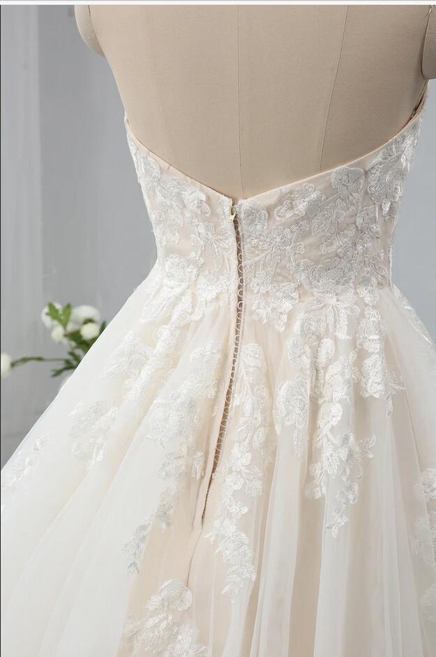 Langes, rückenfreies A-Linien-Brautkleid mit Herzausschnitt und Applikationen aus Spitze und Tüll