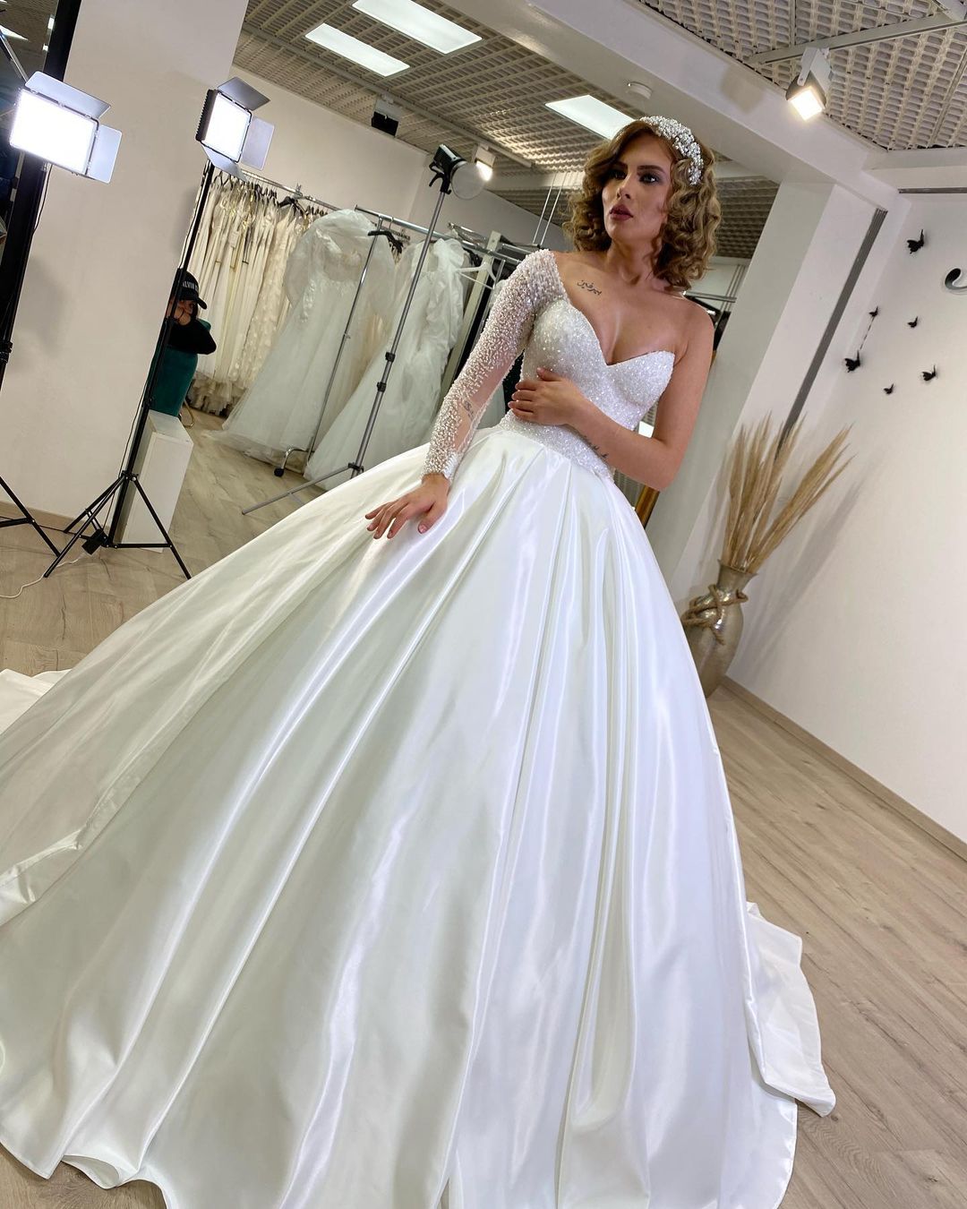 Langes Ballkleid-Brautkleid aus Satin mit Herzausschnitt und Rüschen und Ärmeln