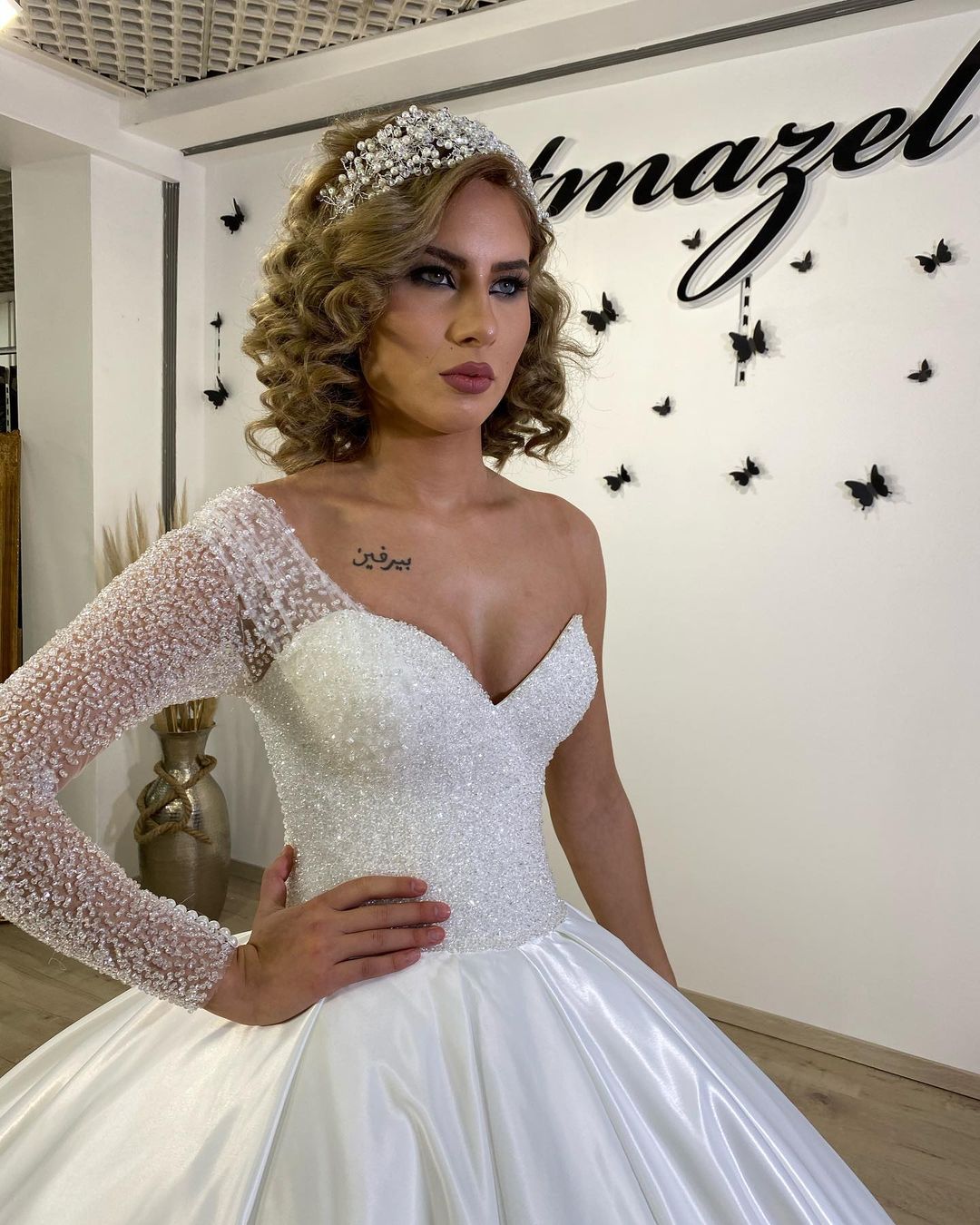 Langes Ballkleid-Brautkleid aus Satin mit Herzausschnitt und Rüschen und Ärmeln