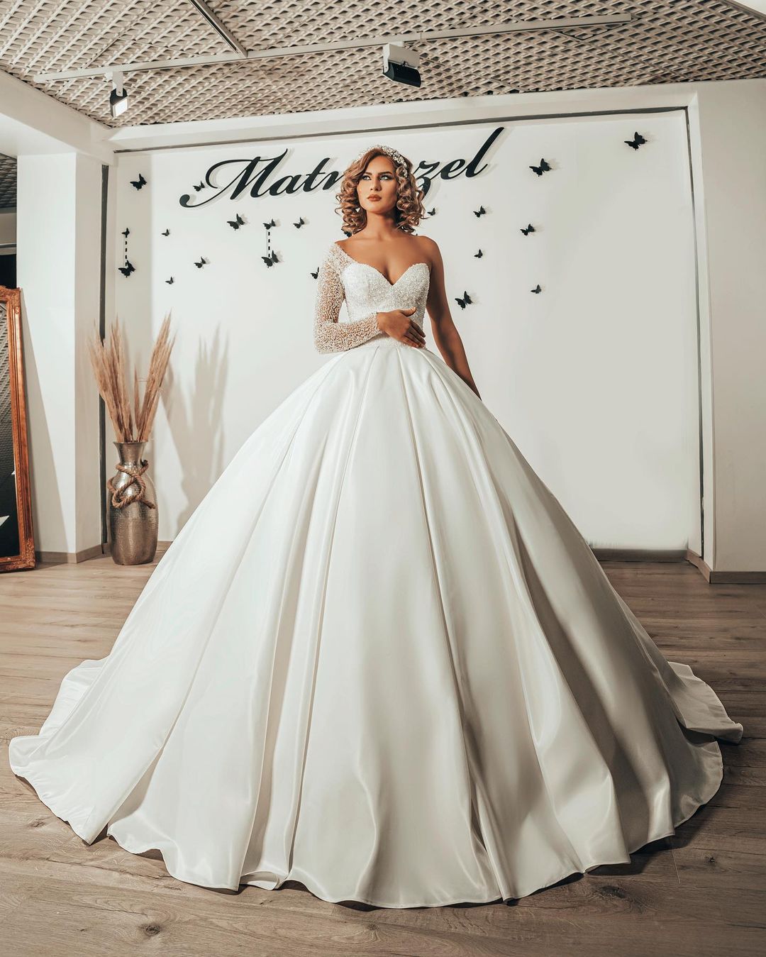 Langes Ballkleid-Brautkleid aus Satin mit Herzausschnitt und Rüschen und Ärmeln