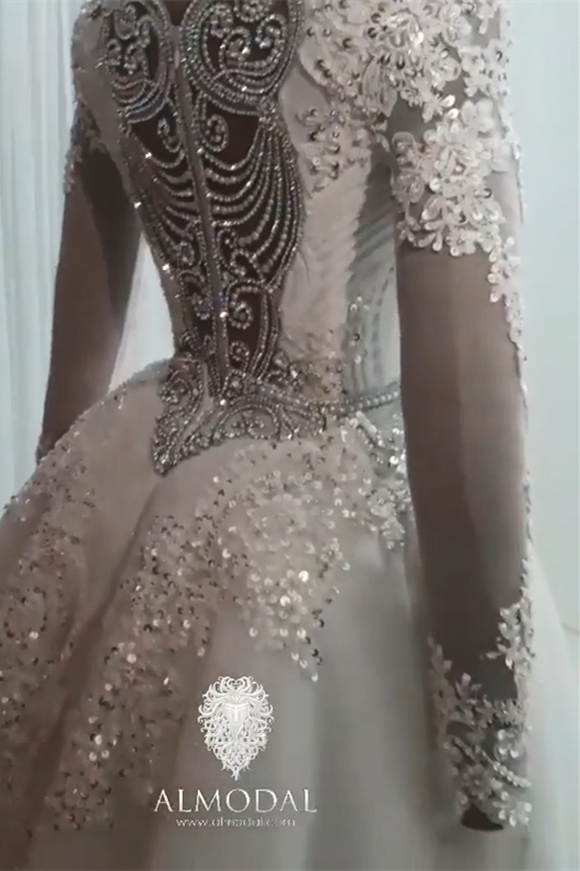 Luxuriöses A-Linien-Brautkleid mit langen Ärmeln und Perlenbesatz und Schleppe