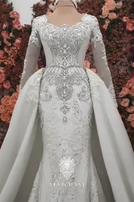 Luxuriöses A-Linien-Brautkleid mit langen Ärmeln und Perlenbesatz und Schleppe
