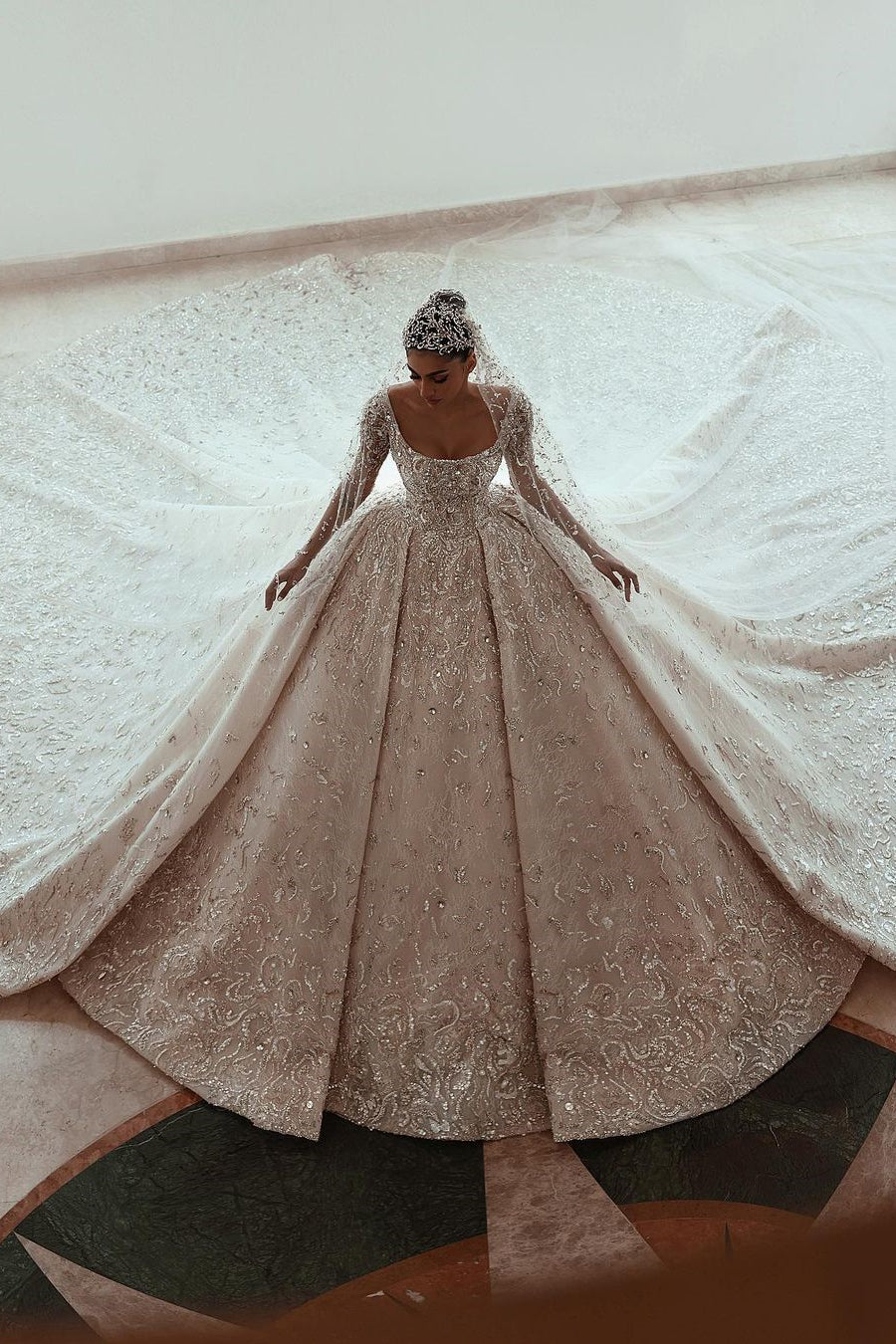 Luxuriöses A-Linien-Brautkleid mit langen Ärmeln und Schleppe