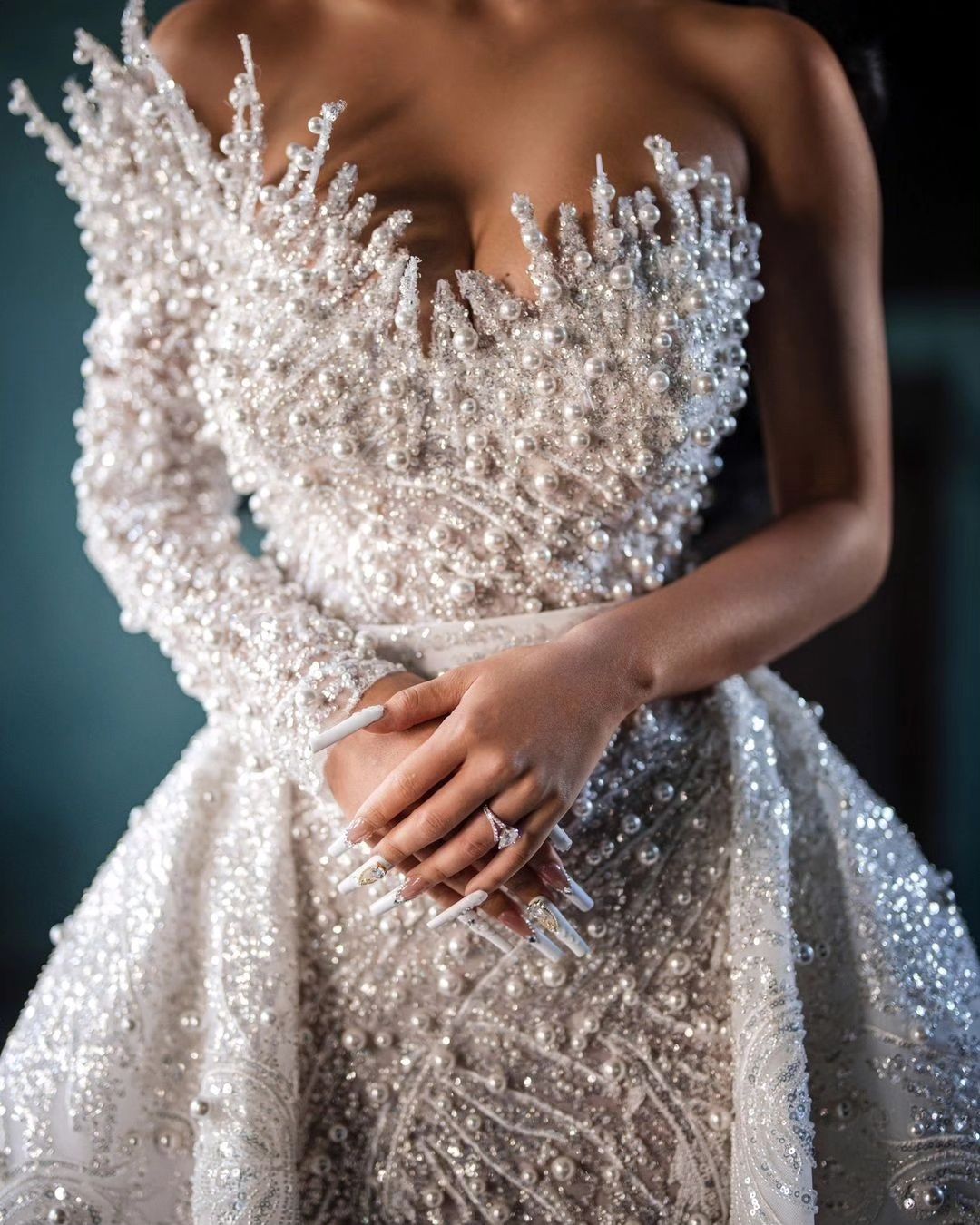 Luxuriöses langes weißes One-Shoulder-A-Linien-Hochzeitskleid mit Perlenbesatz und Schleppe