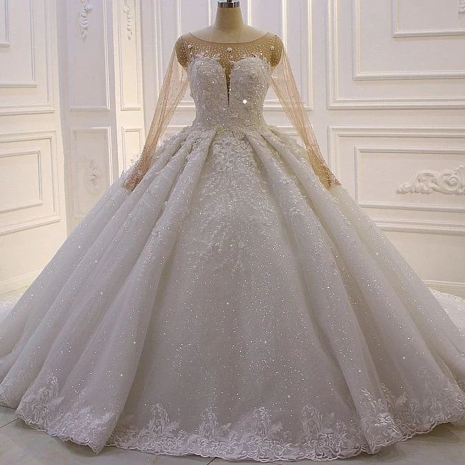 Luxuriöses Prinzessinnen-Brautkleid in A-Linie mit langen Ärmeln und Blumenspitze