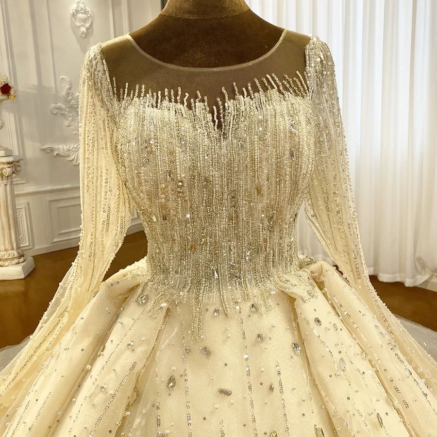 Luxuriöses Prinzessin-Brautkleid in Elfenbein mit langen Ärmeln und Perlen