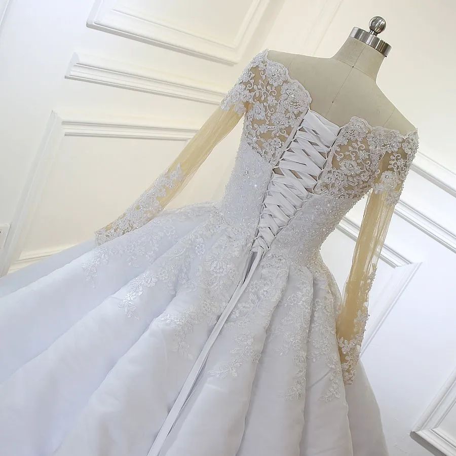 Luxuriöses weißes Prinzessinnen-Brautkleid in A-Linie mit langen Ärmeln und Spitze