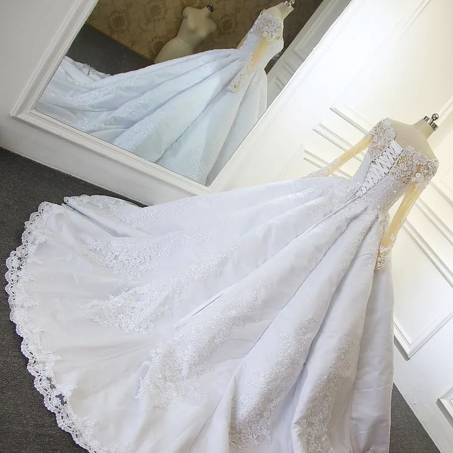 Luxuriöses weißes Prinzessinnen-Brautkleid in A-Linie mit langen Ärmeln und Spitze