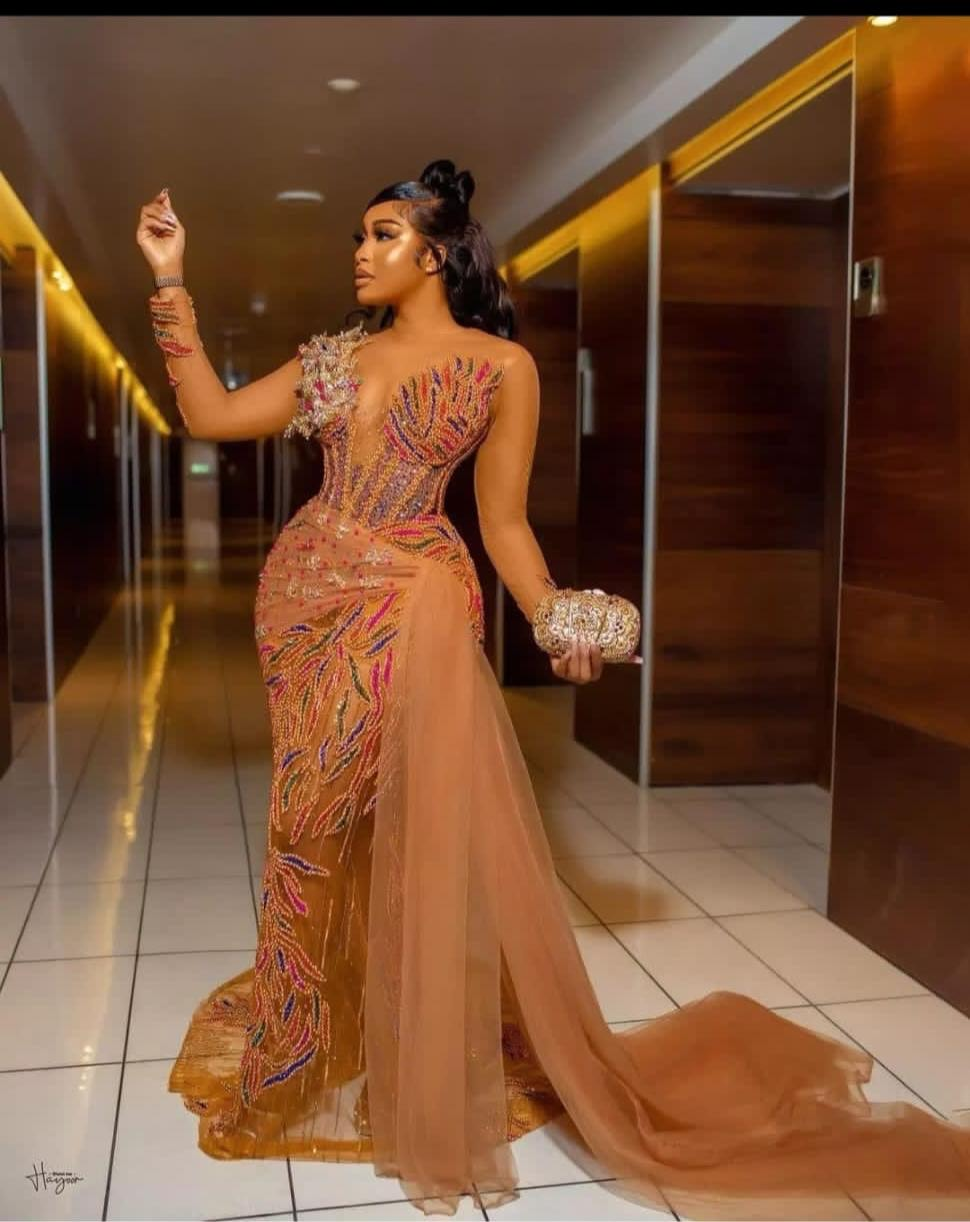 Luxuriöses Meerjungfrau-Ballkleid mit langen Ärmeln und Tüllschleppe