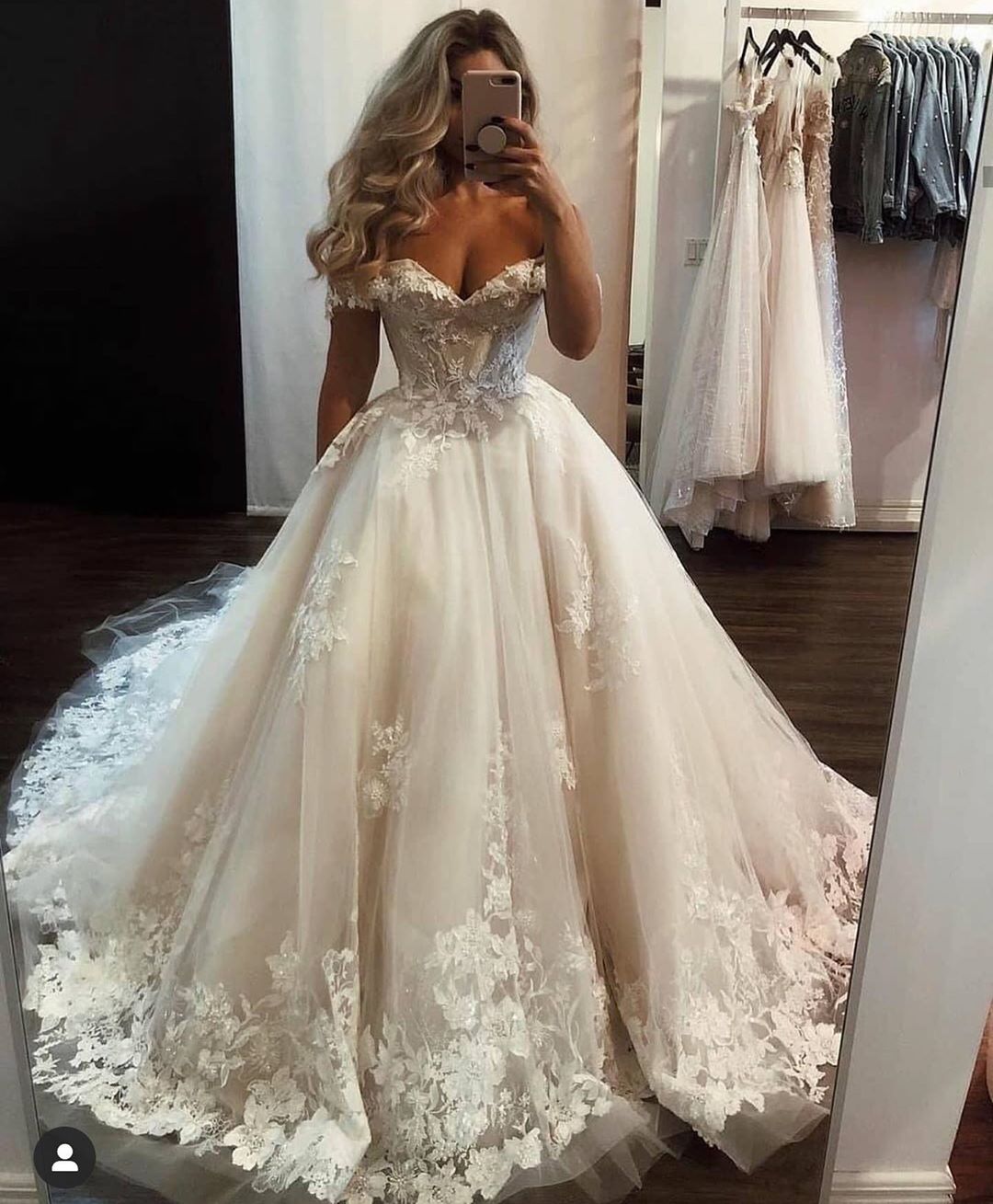 Luxuriöses langes A-Linien-Brautkleid mit schulterfreiem Tüll und Spitze