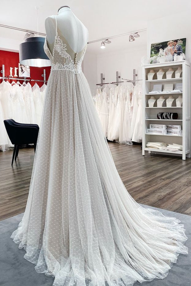 Luxuriöses langes A-Linien-Brautkleid aus Tüll mit V-Ausschnitt und offenem Rücken