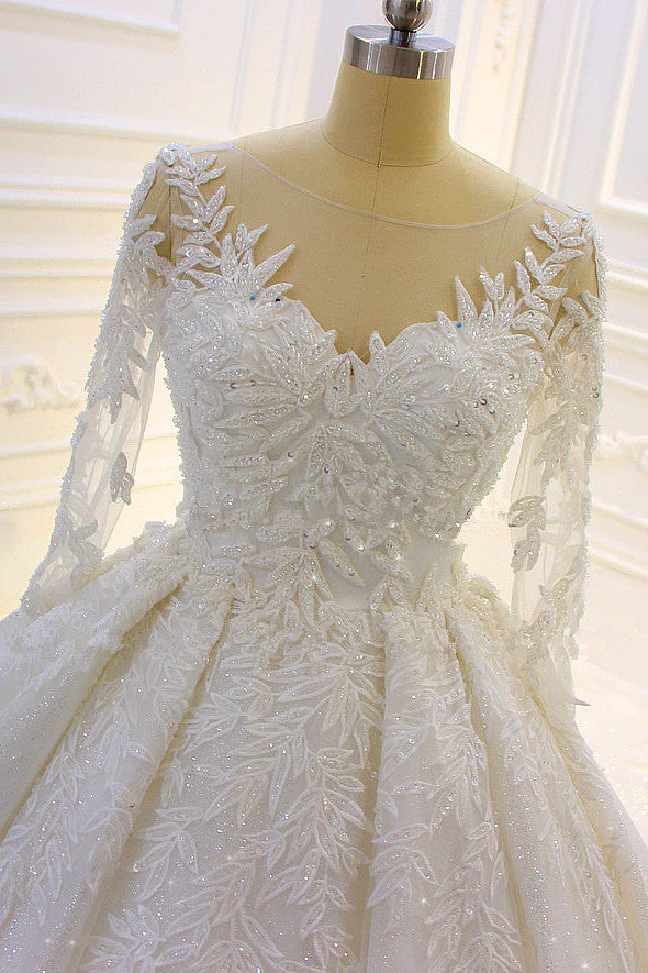 Luxuriöses langes Ballkleid mit Spitzenapplikationen und Ärmeln