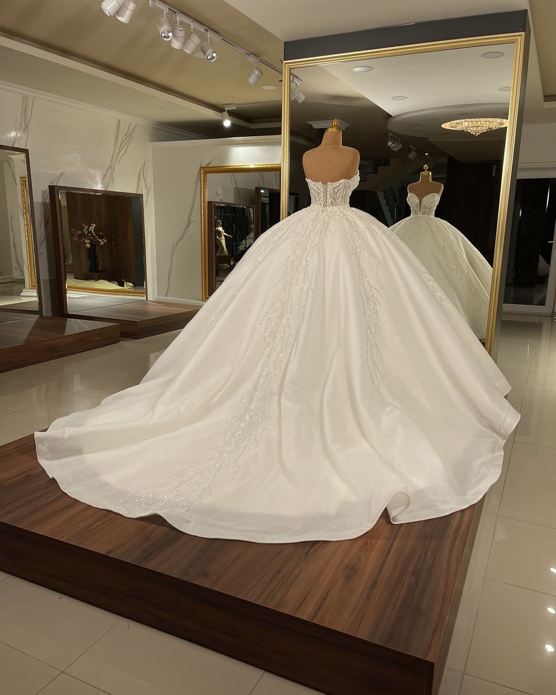 Luxuriöses langes Ballkleid mit Herzausschnitt und Glitzer
