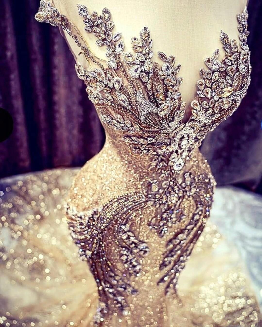 Luxuriöses langes Meerjungfrau-Ballkleid mit V-Ausschnitt und Perlenverzierung aus Tüll