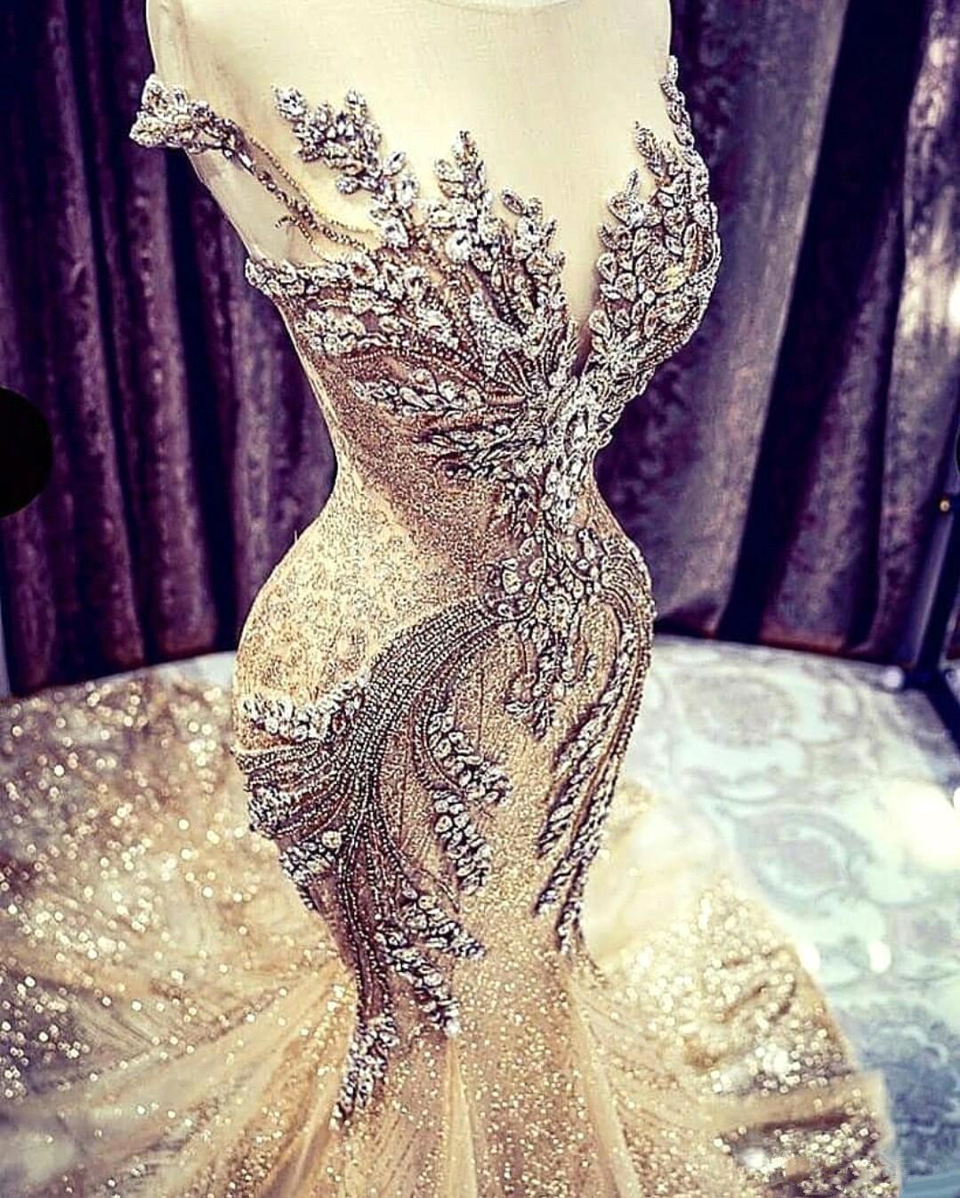 Luxuriöses langes Meerjungfrau-Ballkleid mit V-Ausschnitt und Perlenverzierung aus Tüll
