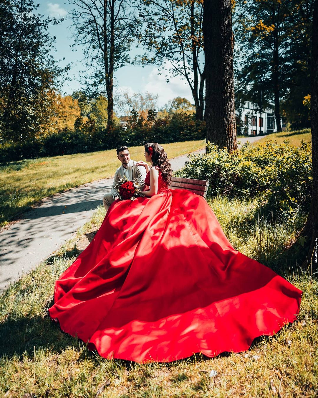 Luxuriöse lange Prinzessin Satin V-Ausschnitt Brautkleider mit Spitze