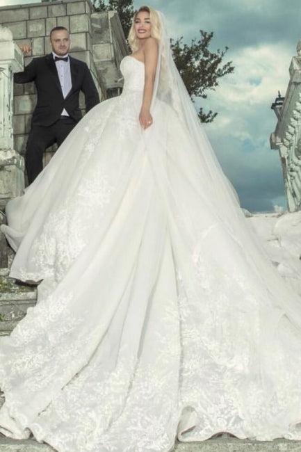 Luxuriöses langes, herzförmiges, ärmelloses A-Linien-Brautkleid mit Spitze