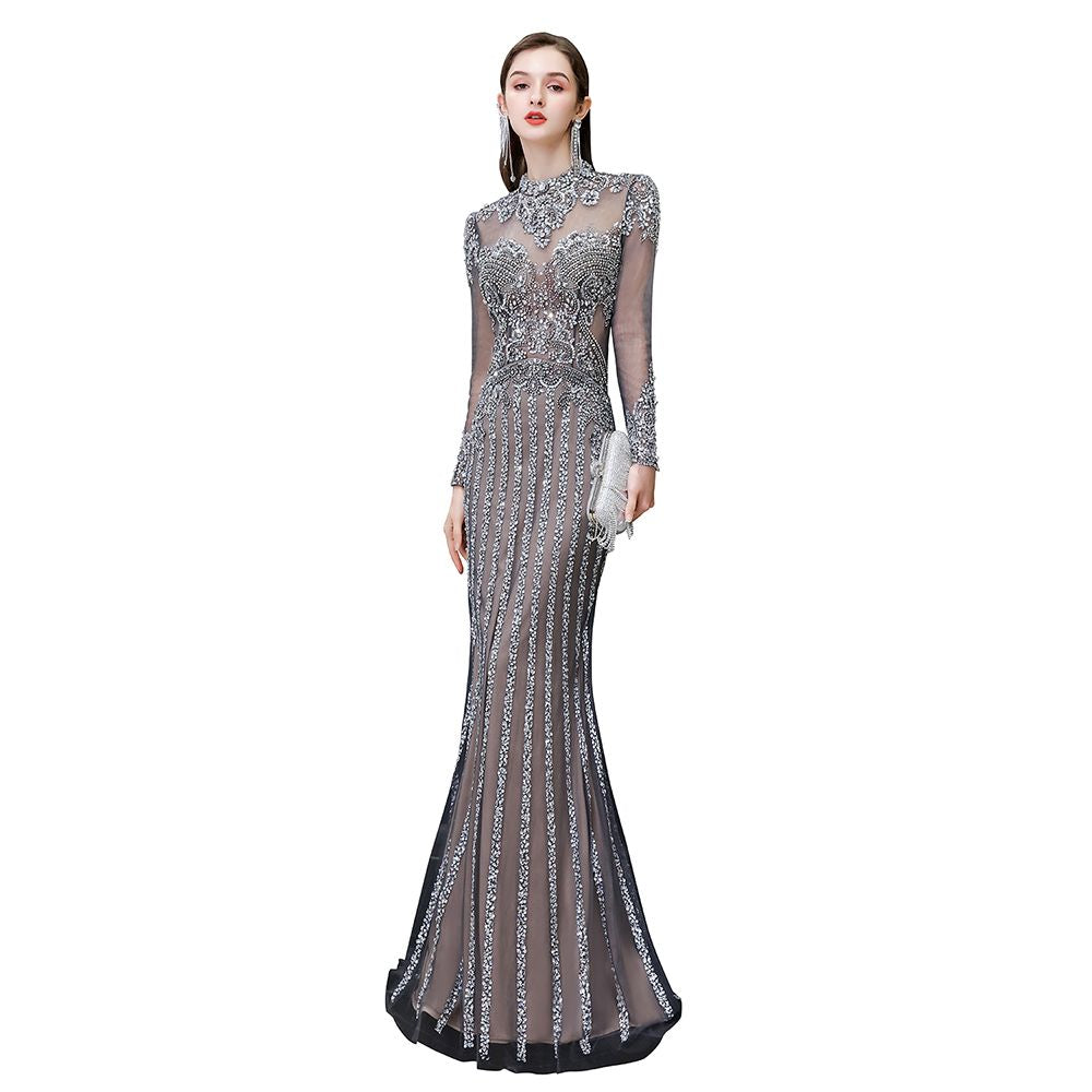 Luxuriöses, langes Ballkleid aus transparentem Tüll mit hohem Halsausschnitt und glitzernder Perlenbesatz